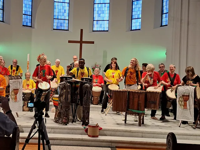 BISTRO in der Schlosskirche mit der Trommel-Gruppe Tahougan; Foto: Elke Wisse