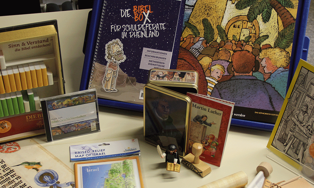 Bibelbox mit Büchern, Stempeln, Figuren, CD; Foto: Schulreferat