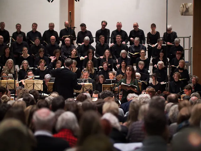 Sänger*innen der Kantorei an Matthäi mit Publikum; Foto: Emmaus