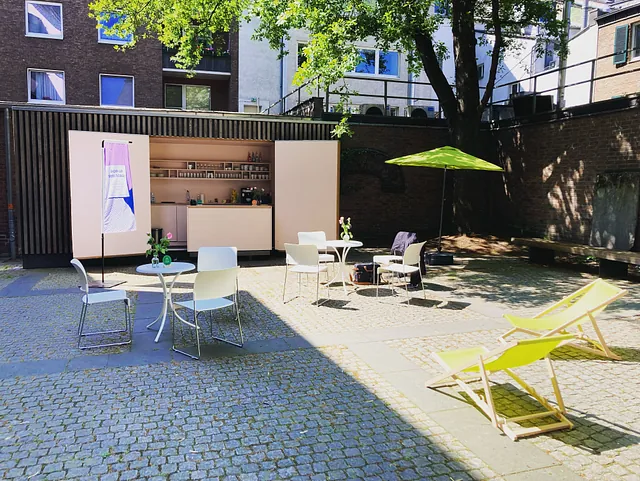 Stühle und Tische sowie Liegestühle im Freien im Rahmen der Pop-up-Seelsorge