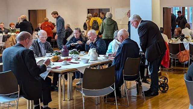 Gottesdienstbesucher beim Kirchencafé in der Matthäikirche; Foto: Emmaus