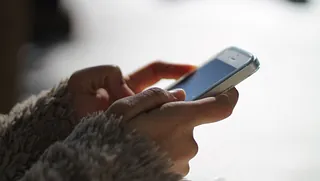 Eine Frau tippt auf dem Handy; Quelle: Pixabay