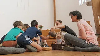 Eine Schulklasse feiert in der evangelischen Gemeinde Abendmahl