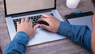 Mann am Laptop; Foto: Pixabay