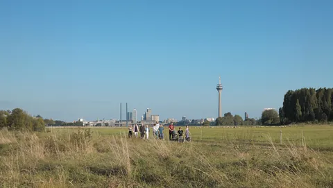 Rheinturm mit einer Gruppe Pilger; Foto: Lars Schütt