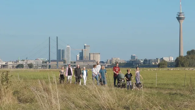 Gruppe am Rhein; Foto: evdus