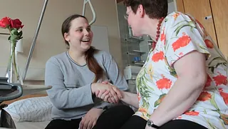Klinikseelsorgerin im Gespräch am Krankenhausbett; Foto: evdus