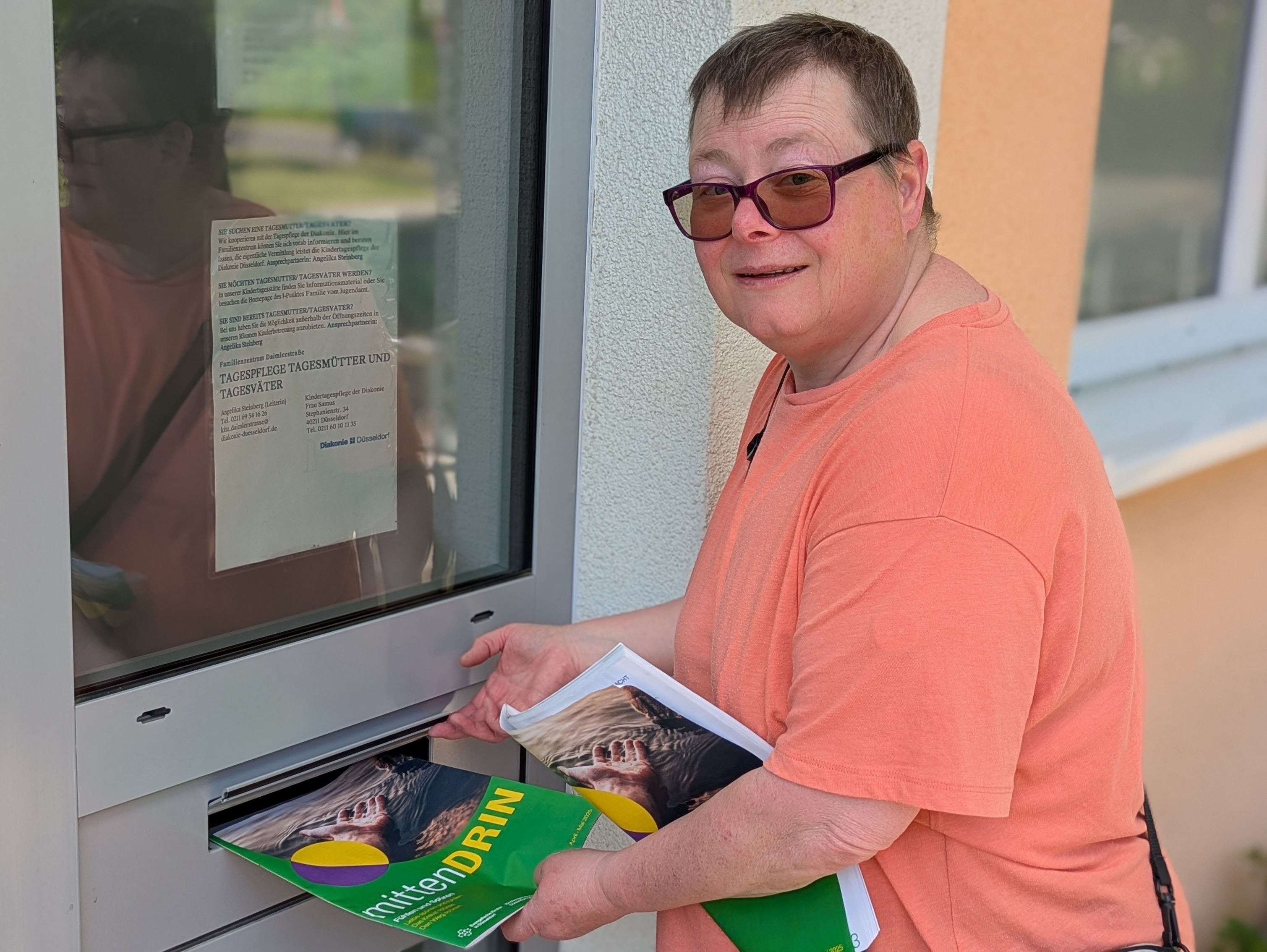 Ehrenamtliche Gemeindebrief-Verteilerin Karin Zangers-Bremer; Foto: evdus