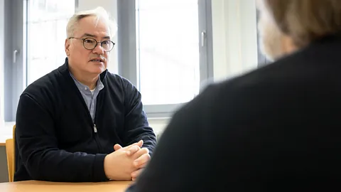Pfarrer Stephan Kern im Seelsorgegespräch im Gefängnis; Foto: Martina Chardin