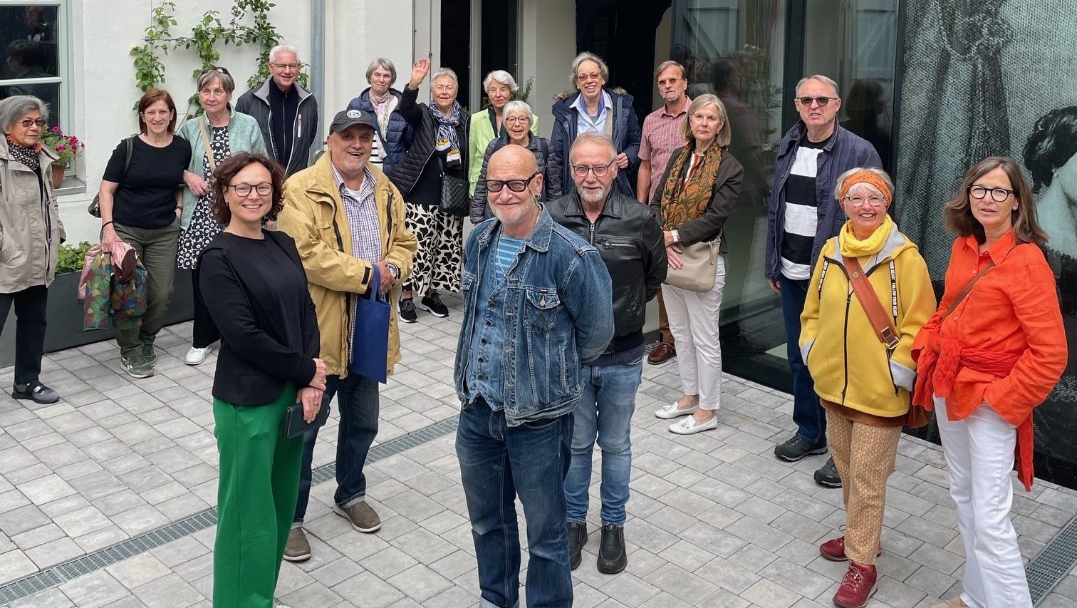 Seelsorgerin im Gespräch an der Haustür mit einer Frau; Foto: evdus