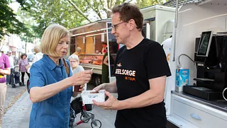 Vor dem Kaffeemobil Evie ist Seelsorger Peter Krogull im Gespräch