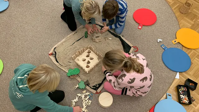 Kinder beim Kindergottesdienst; Foto: Emmaus