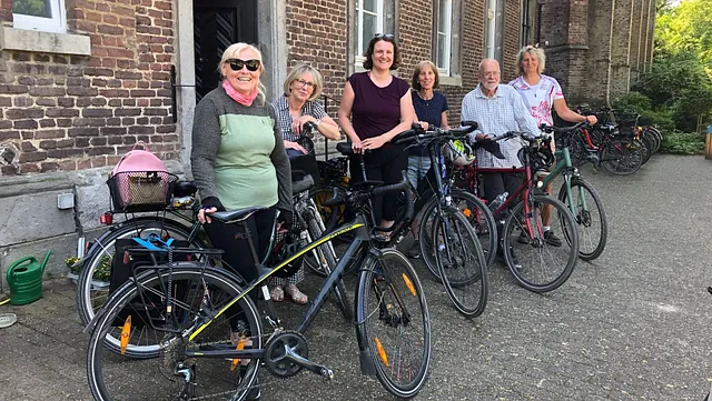 Menschen mit Fahrrädern bei einer Tour