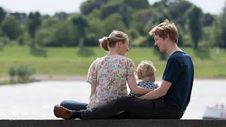 Paar am Rhein - Trauung; Foto: Lars Schütt